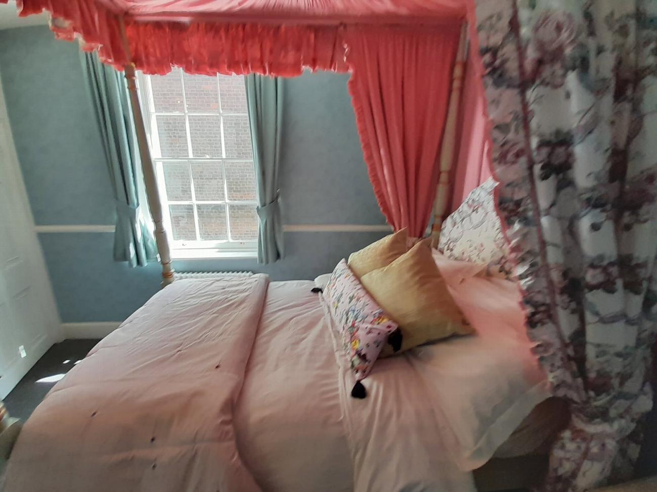 The restored Judge Alverstone room with its four-poster bed