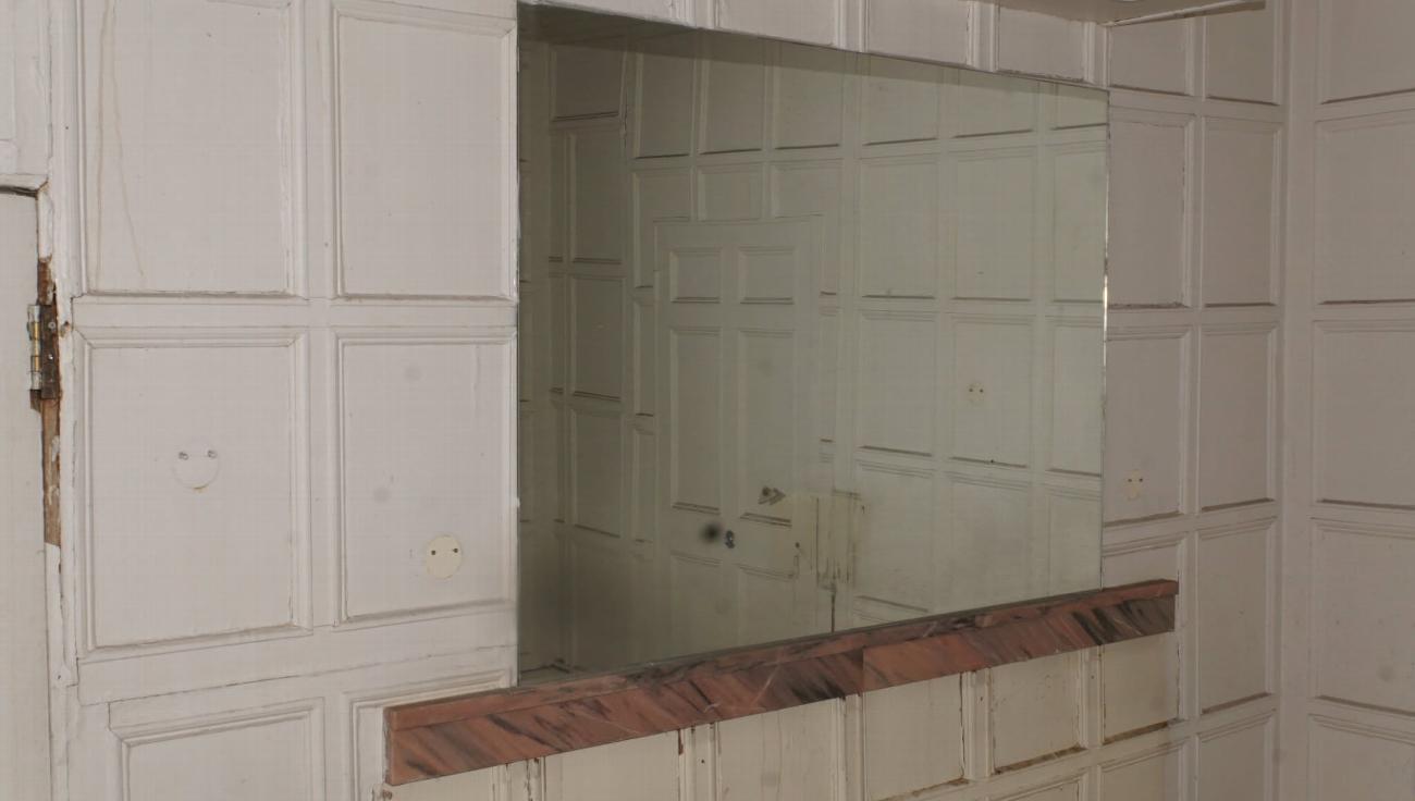 Wall detail in the Judge Huddlestone room before restoration