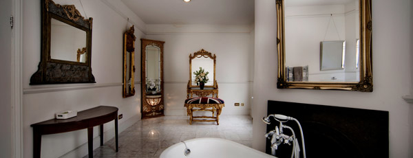 An elengant en-suite bathroom in a bridal suite